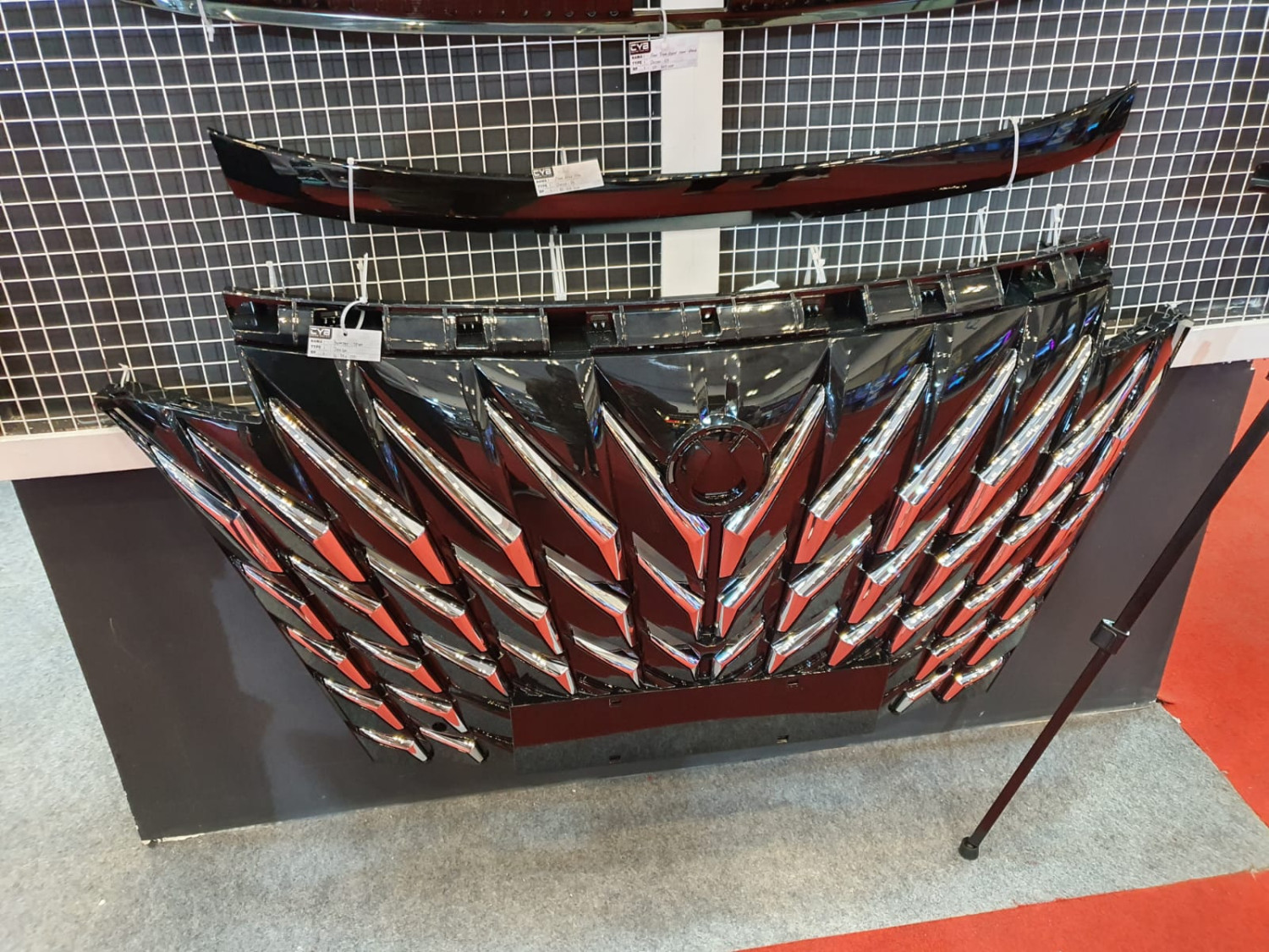 Lagi Ramai Gril Sisik Naga Buat Denza D9, Harga Setara Motor Bekas
