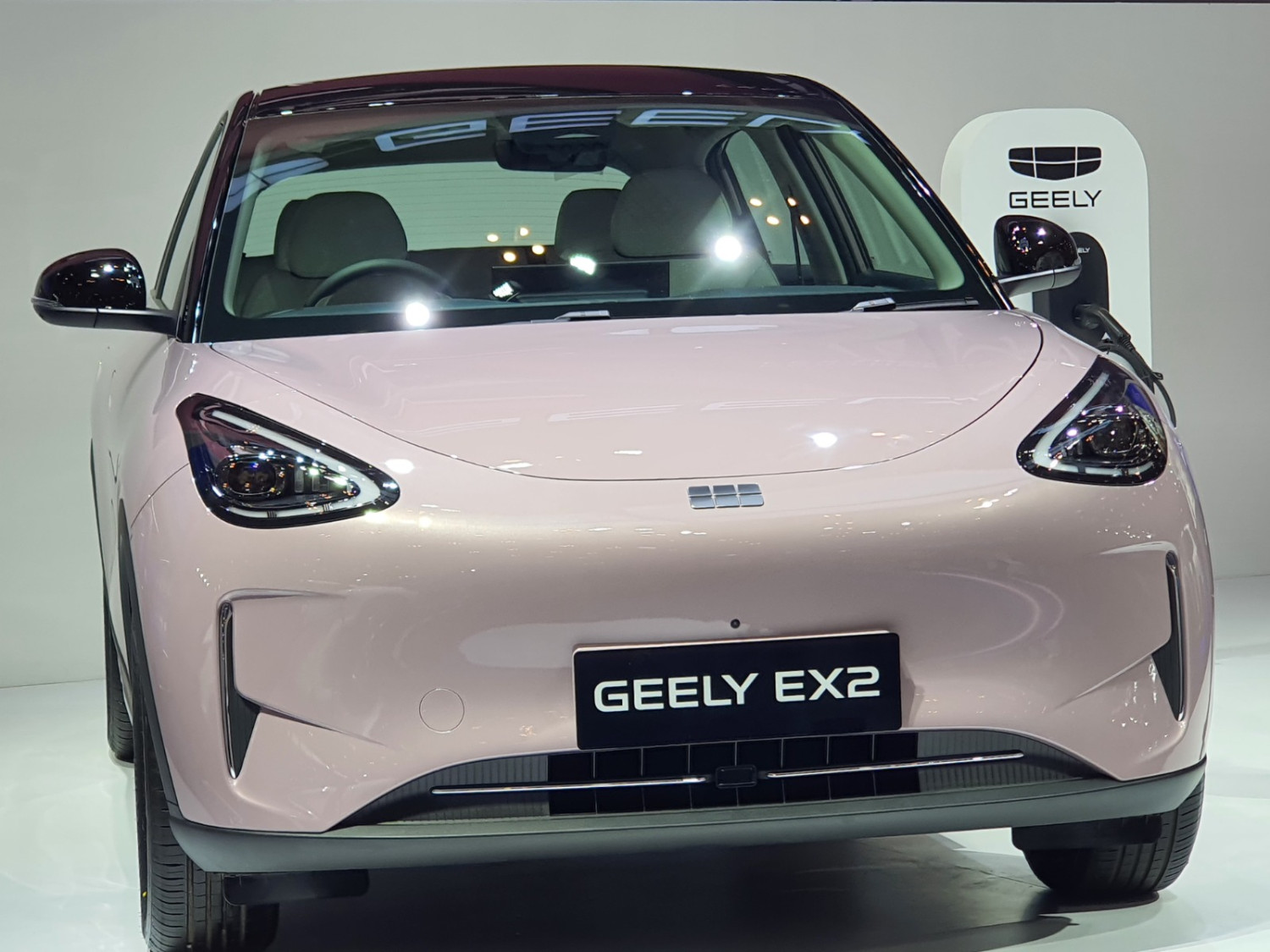 Geely, Geely EX2 Langsung Digeber Promo di GJAW 2025, Ada Cashback dan Gratis Lainnya