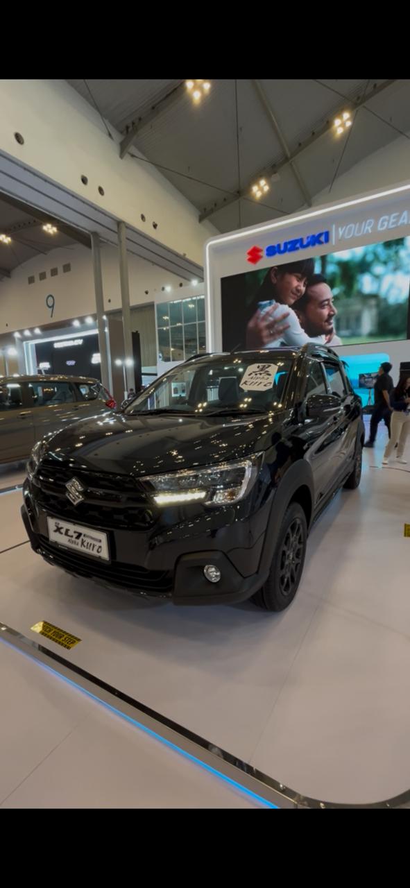 Suzuki , Suzuki XL7, Suzuki Goda Pengunjung GJAW 2025, Kredit XL7 Hybrid Alpha Kuro Bisa Tanpa Bunga