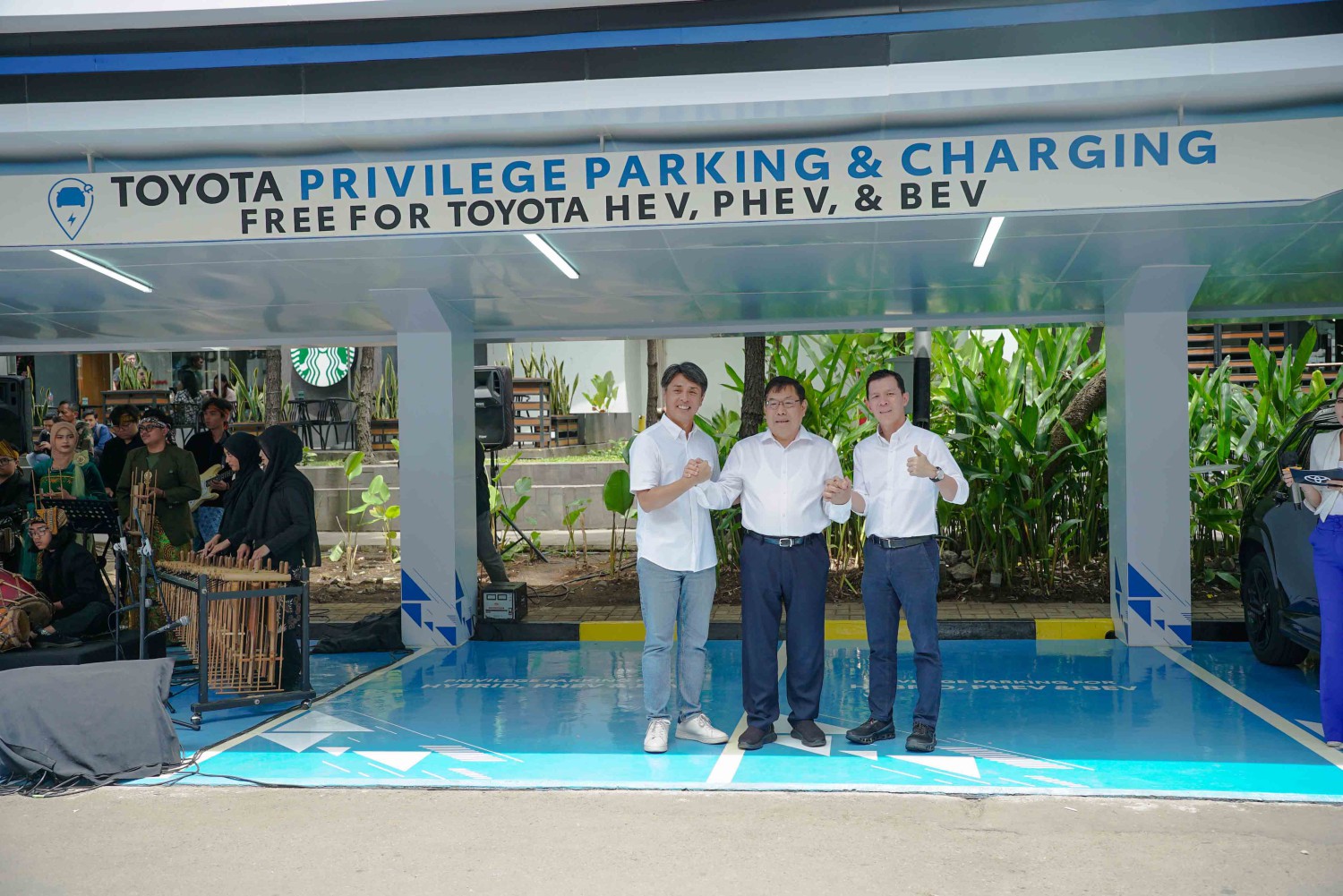 Toyota Resmikan Privilege Parking dan Charging Pertama di Bandung