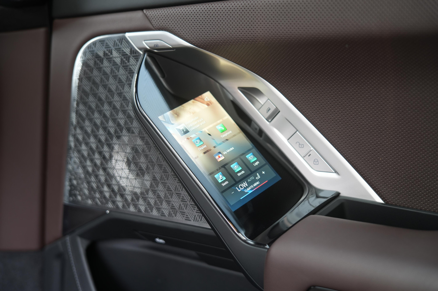 Canggih, Door Trim BMW i7 Ada Layar Kecil Bisa Atur Banyak Fitur