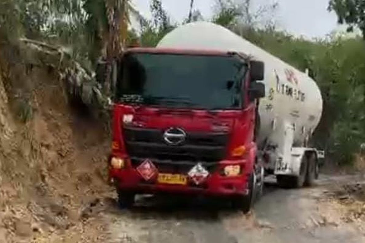 Terharu, Awak Truk Tangki Pertamina Akhirnya Bisa Tembus ke Bireuen Aceh Dengan Penuh Perjuangan