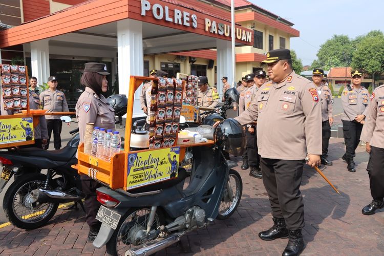 Bhabinkamtibmas Polres Pasuruan Dapat Tugas Baru, Dagang Kopi Keliling Pakai Motor Dinas