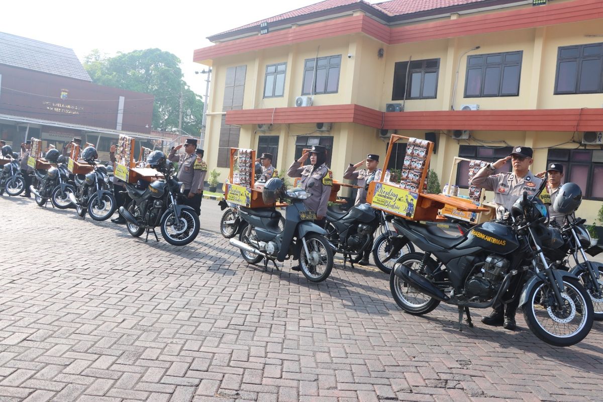 Bhabinkamtibmas Polres Pasuruan Dapat Tugas Baru, Dagang Kopi Keliling Pakai Motor Dinas
