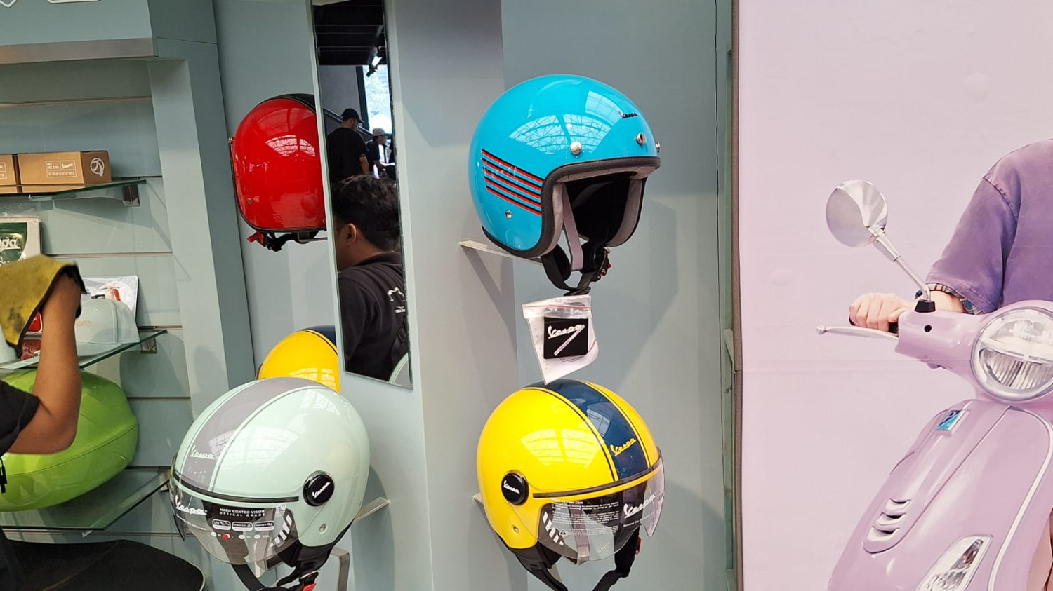 Gemes! Ini Deretan Helm Vespa Warna Cantik Buat Gaya Harian Kamu