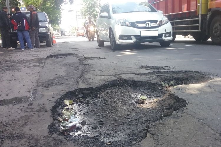 Beres Diperbaiki Rusak Lagi, Ini Biang Kerok Jalan Berlubang di Indonesia