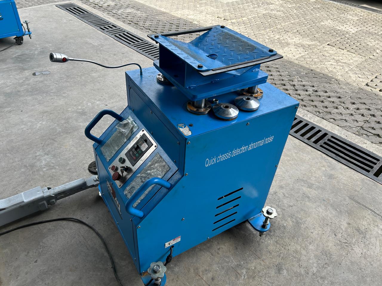 Periksa Kaki Mobil Pakai Shaking Machine Cuma Gimmick, Tapi Konsumen Suka