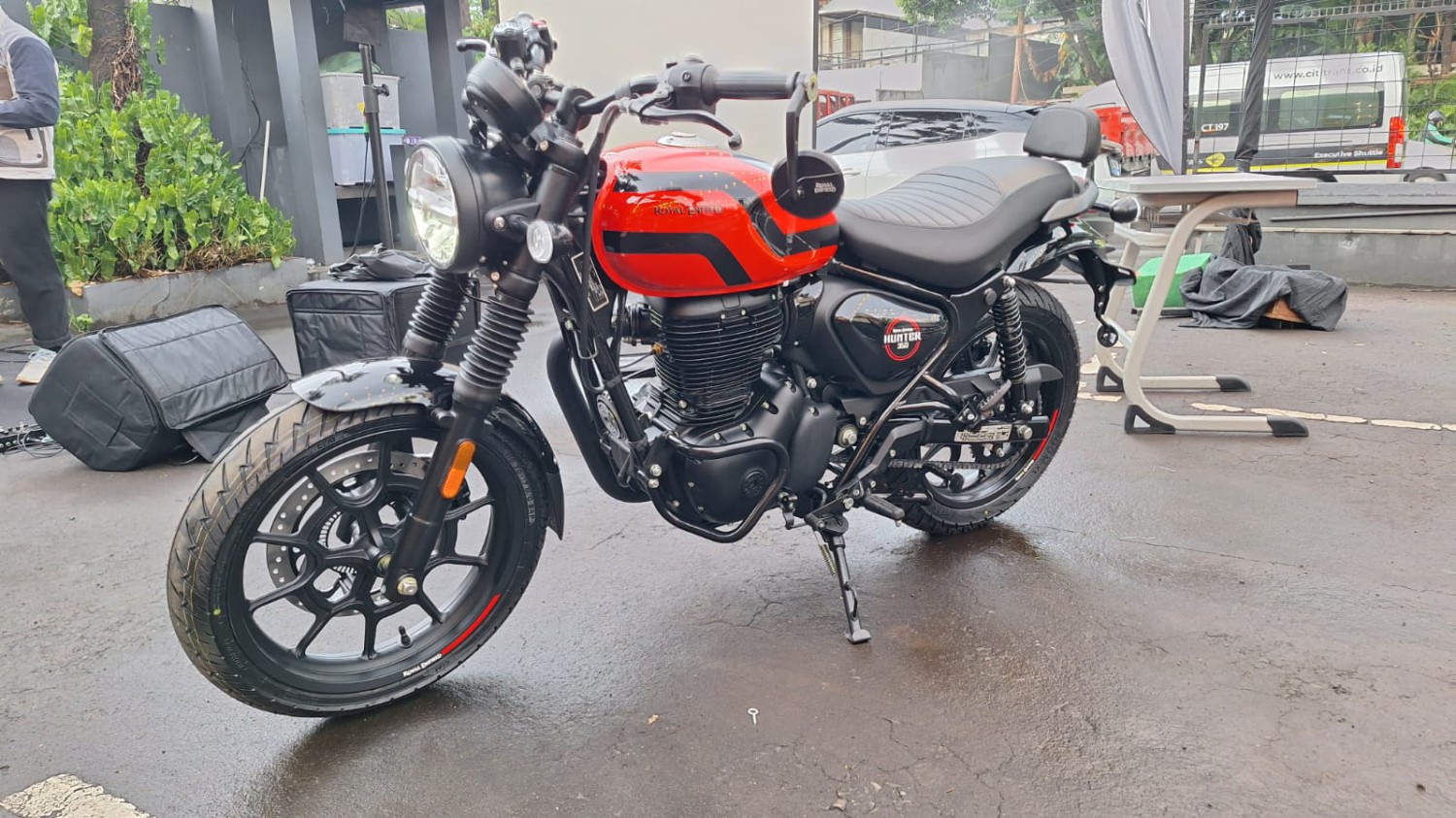 Punya Tampilan Klasik dan Jok Rendah, Royal Enfield Ini Pas Buat Wanita
