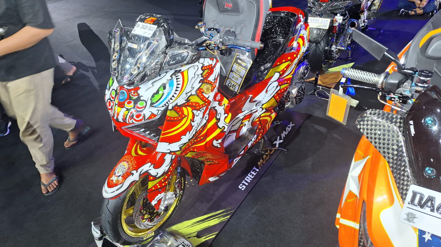 Hedon! Yamaha XMAX Finalis CustoMAXI Pakai Emblem Emas Seharga Mobil