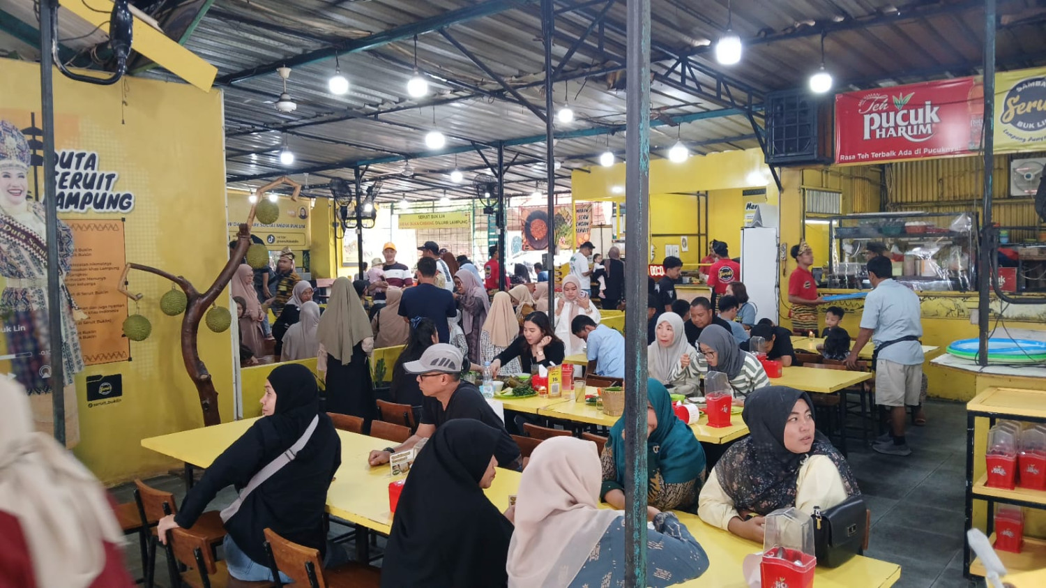 Berkeringat Deras Usai Lidah Terkena Sambal Seruit di Ajang Veloz Hybrid EV Lintas Nusa