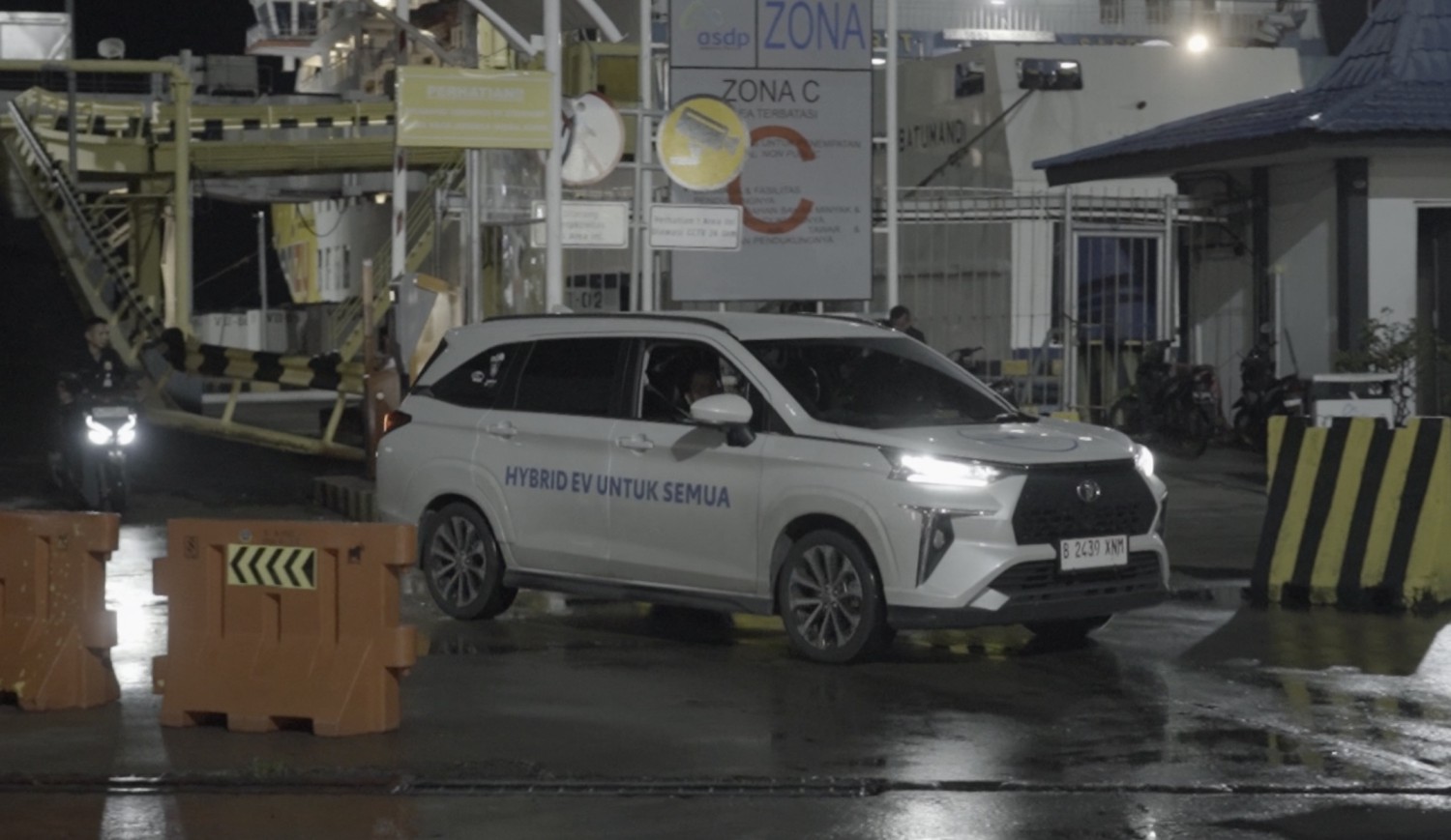 Berkeringat Deras Usai Lidah Terkena Sambal Seruit di Ajang Veloz Hybrid EV Lintas Nusa