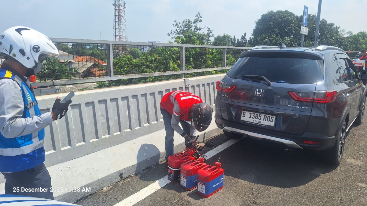 BR-V Kehabisan Napas di Jalan Layang MBZ, Disuntik 30 Liter Bensin di Tengah Macet