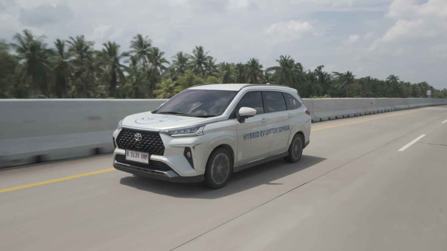 Veloz Hybrid EV Lintas Nusa Susur Jalur Tol Bakauheni-Palembang