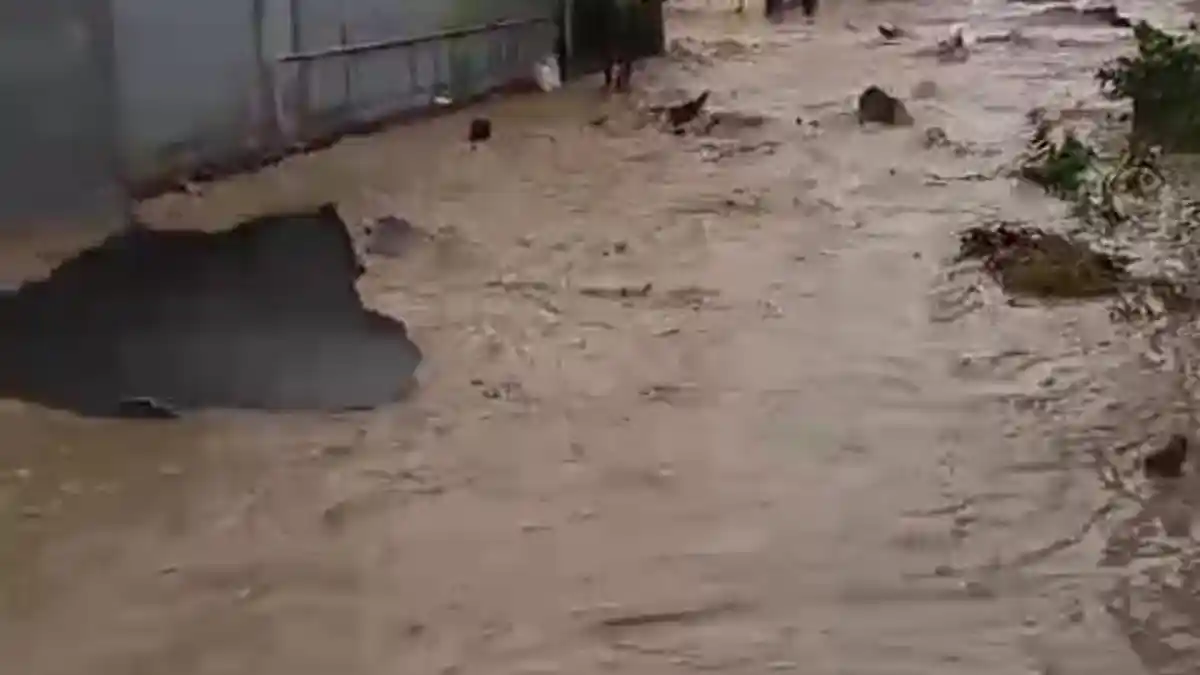 Lokasi Aspal Mengelupas saat Banjir di Cirebon Terungkap, Polisi Sebut Asli tapi Begini Fakta Sebenarnya