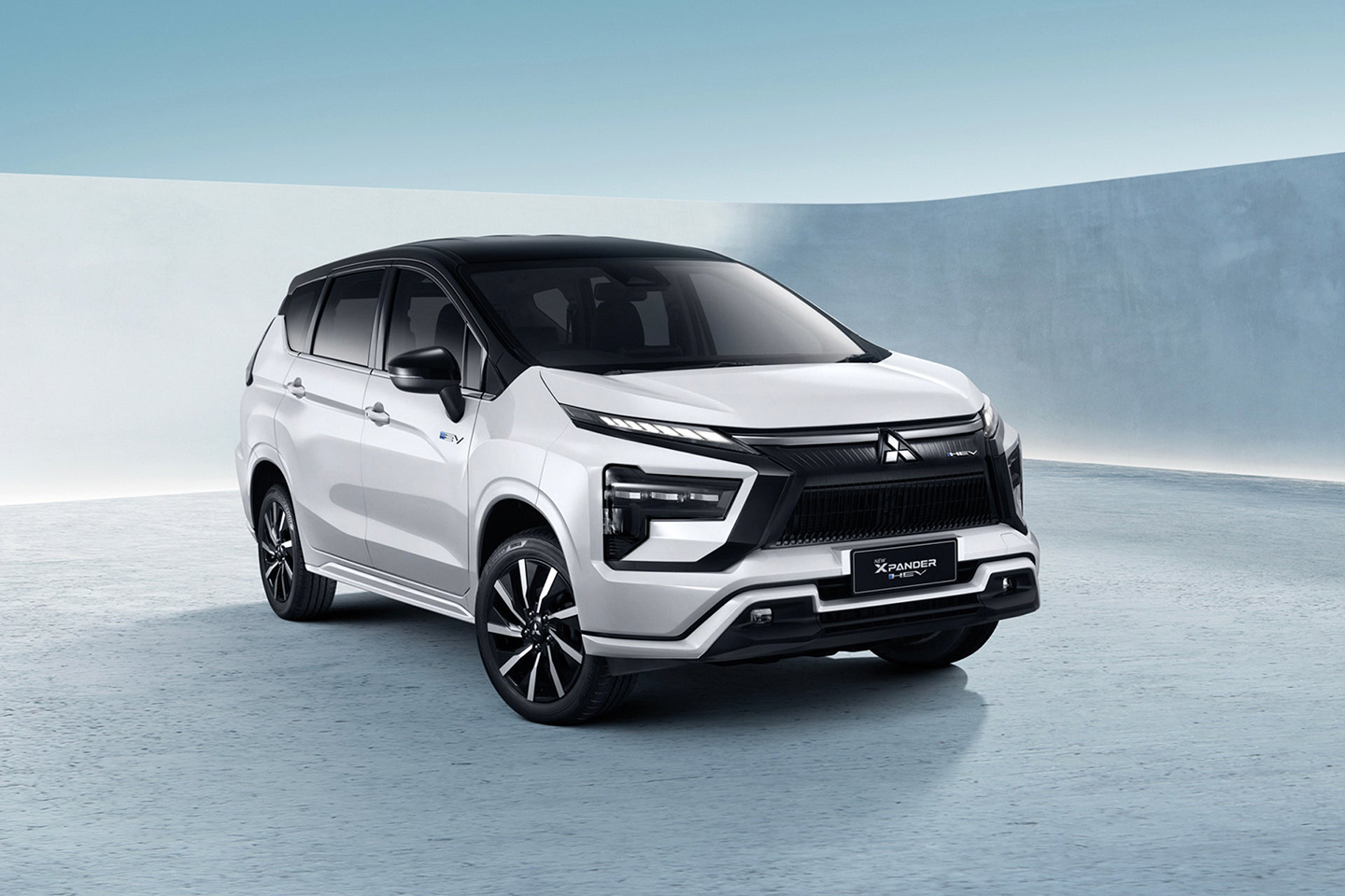 Tarung MPV Hybrid 2026, Ini Perbandingan Spek Veloz dan Xpander HEV