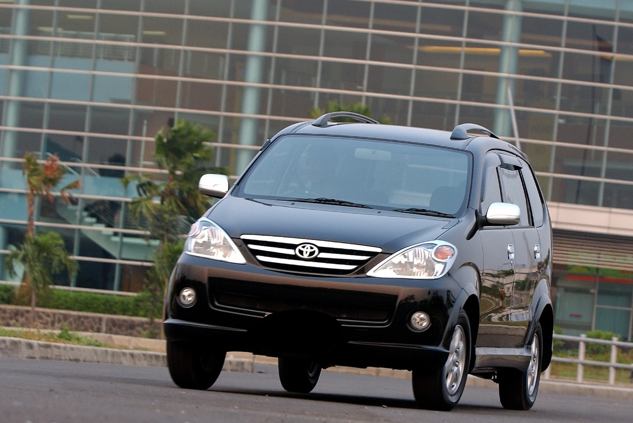 Tujuh Orang Masuk, Harga Mobil Bekas Toyota Avanza 2004 Pas Banget Di Kantong