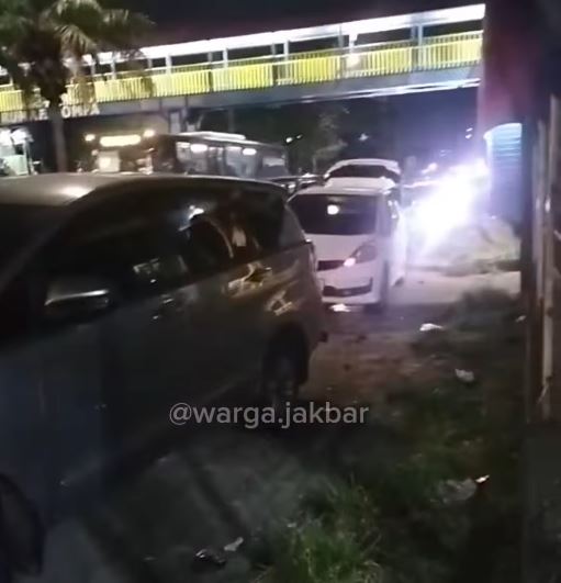 Jebakan Alami di Flyover Pesing Jakbar, Lima Mobil Menepi Pecah Ban Berurutan