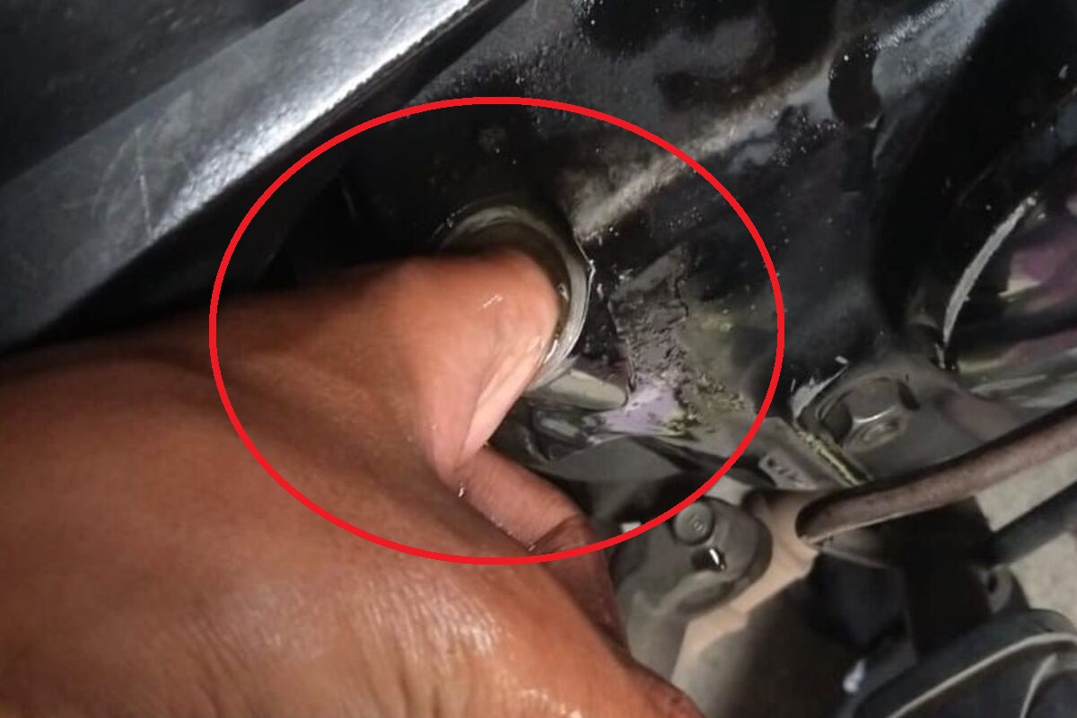 Damkar Dikerahkan, Jari Pria Ini Tersangkut di Lubang Pengisian Oli Motornya