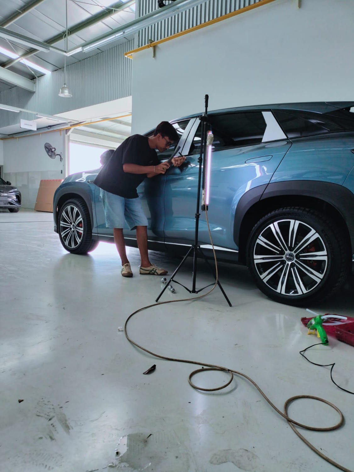 Bodi Mobil Listrik Penyok, Segini Biaya Perbaikan di Bengkel Spesialis