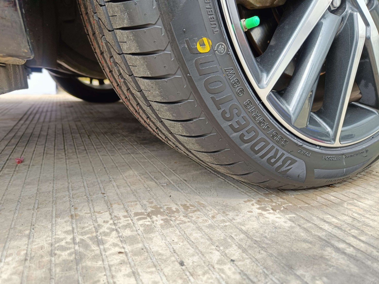 Ayo Segera Ganti Ban Mobil, Sebelum Bagian Kawat Ini Terlihat!