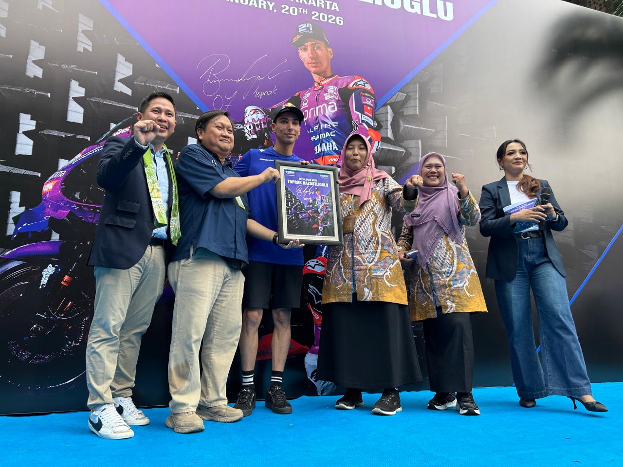 Jelang Debut MotoGP, Toprak Razgatlioglu Unjuk Aksi Freestyle di Jakarta
