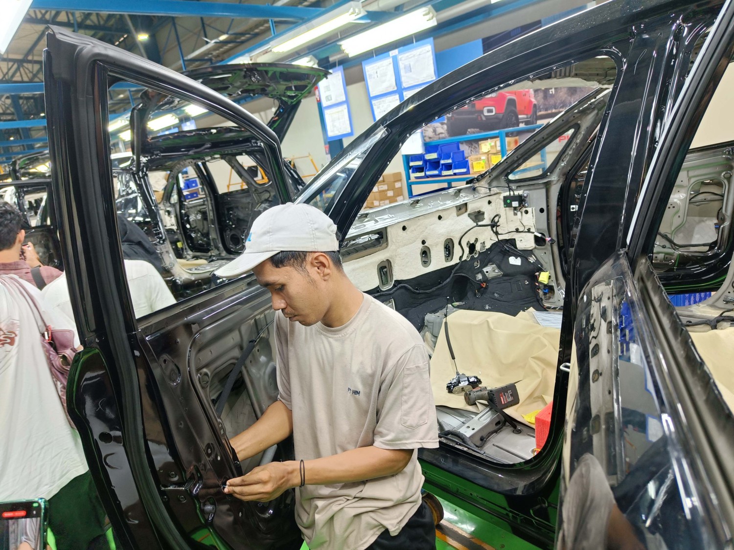 Proses Perakitan Aletra L8 EV Langsung Dari Pabrik, Bisa Produksi Segini