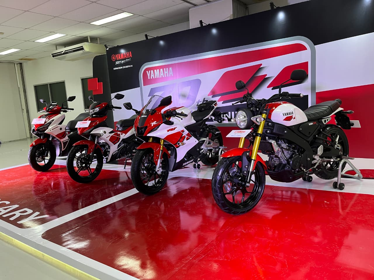 Keren! Yamaha Resmi Luncurkan Aerox, MX-King, R15M dan XSR Livery Yamaha’s 70th Anniversary