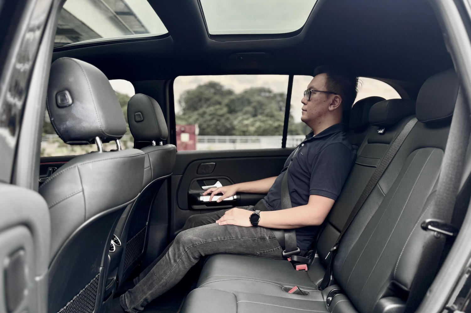 Begini Rasanya Duduk Di Jok Baris Ketiga Mobil Listrik Rp 1,6 Miliar