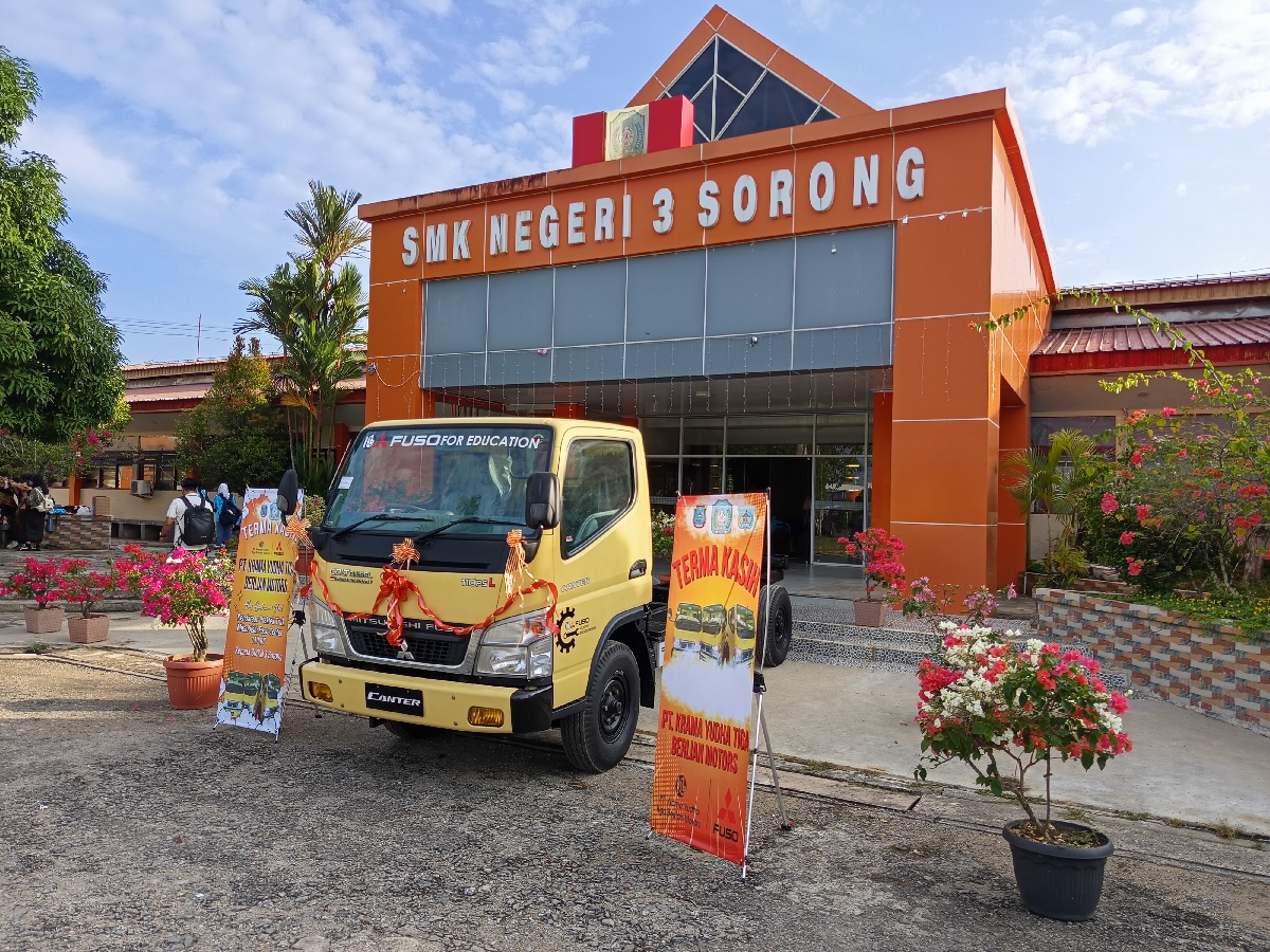 Fuso Masuk Sekolah, KTB Donasikan Truk Colt Diesel Untuk SMK Negeri 3 Sorong