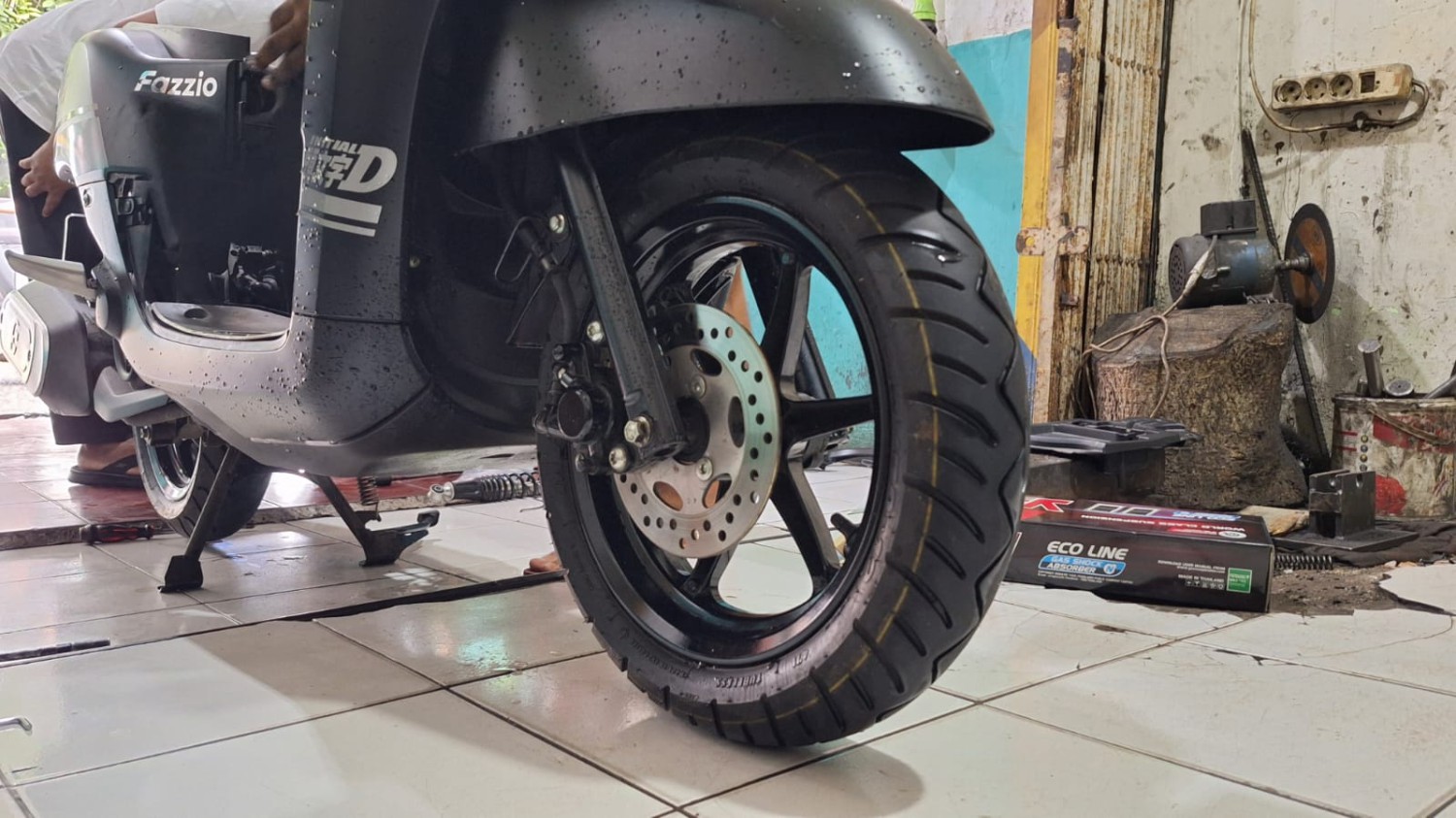Bikin Kaki Menapak Sempurna, Ini Tips Ceperin Sokbreker Motor Yang Aman Buat Perempuan