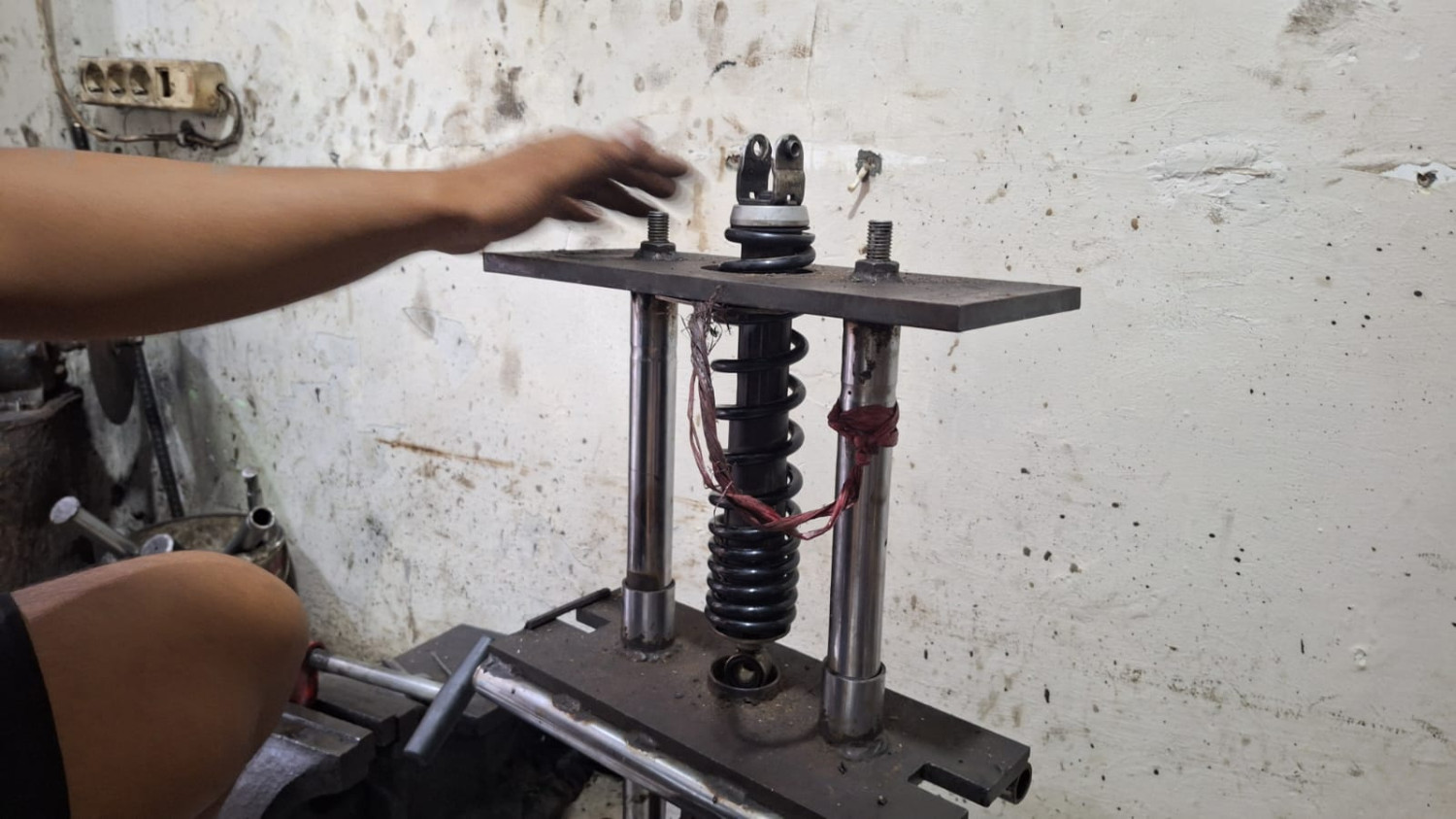 Ramah di Kantong, Segini Biaya Servis Sokbreker Belakang Bawaan Motor