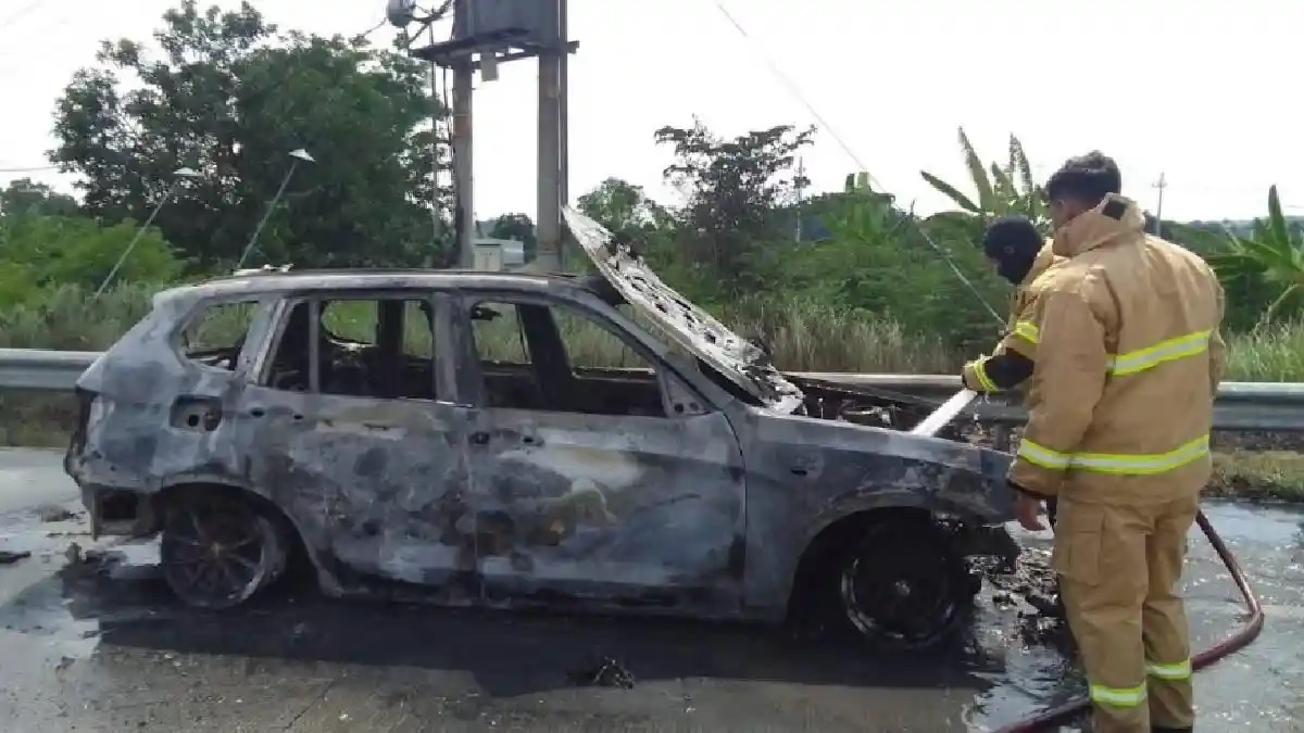 BMW, BMW X3, Mobil Mewah Tak Tersisa, BMW X3 Kandas di Gerbang Tol Belahanrejo