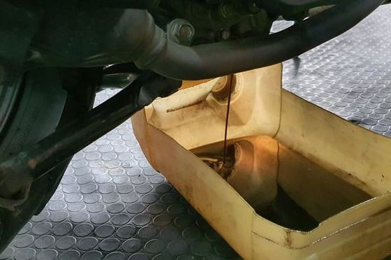 Ganti Oli Mesin Motor Bekas Sendiri Di Rumah, Begini Caranya Yang Benar