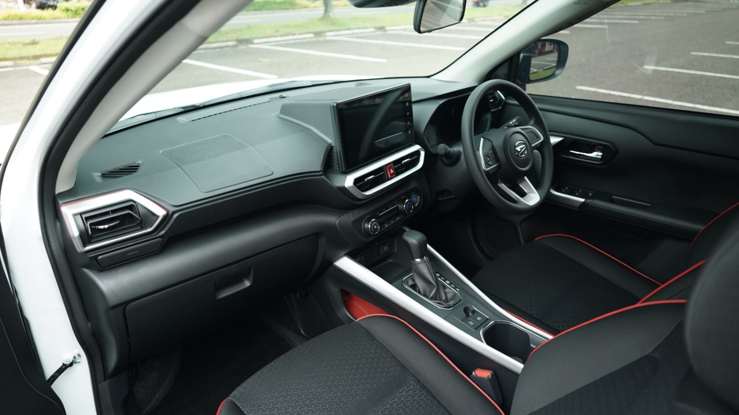 Dengan Fitur Seperti Ini Apakah Pantas Rocky Hybrid Jadi Andalan?