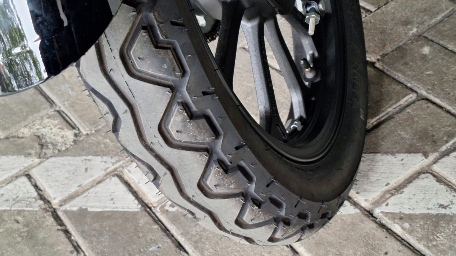 Kembangan Ban Model Begini Cocok Dipakai di Jalan Basah Musim Hujan