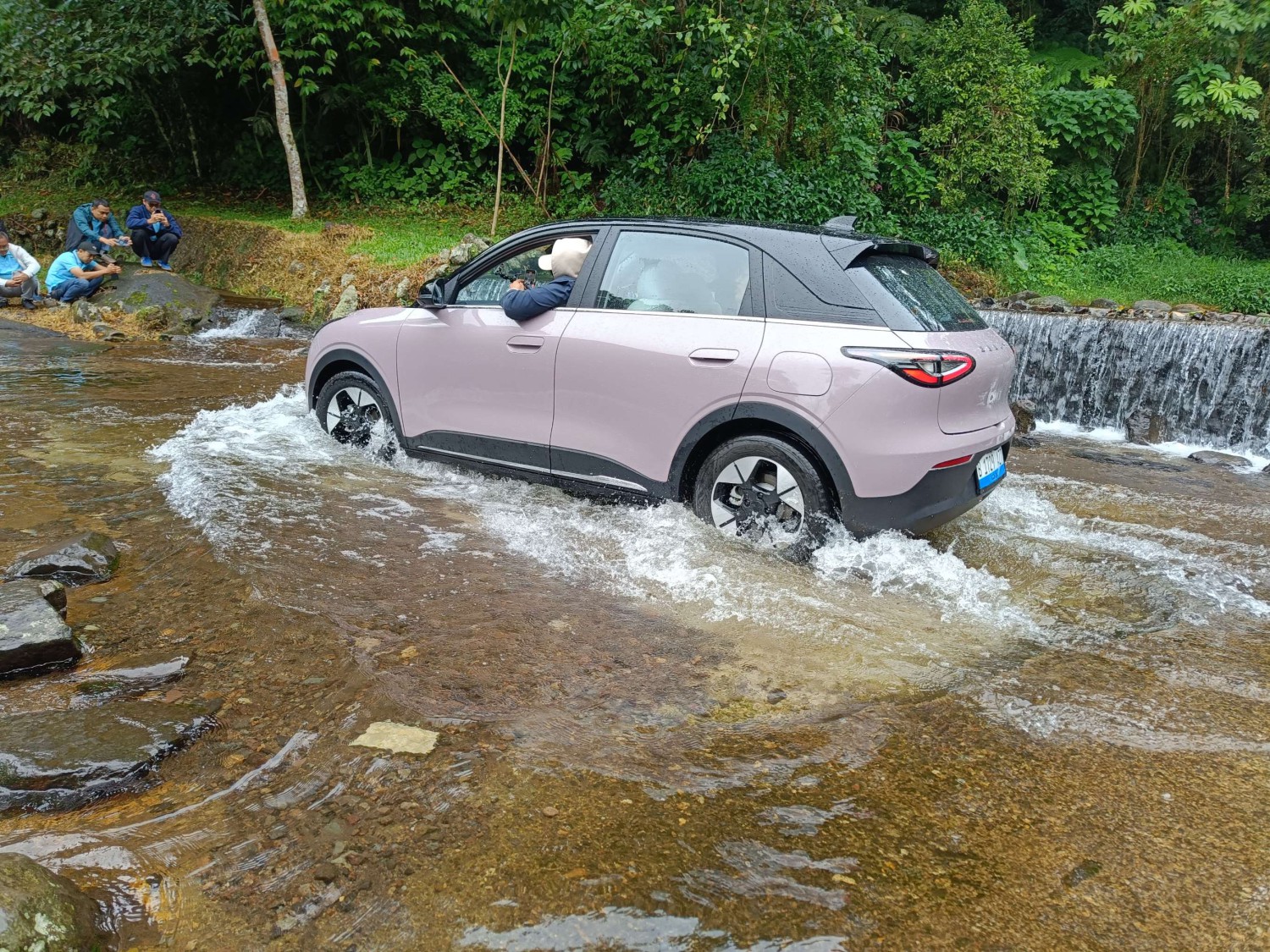 Biar Tidak Rusak Parah, Jangan Lakukan Ini Jika Mobil Listrik Terendam Banjir
