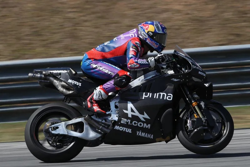 MotoGP, Toprak Razgatlioglu Bikin Geger Tes MotoGP di Sepang, Tunggangi Motor Polosan
