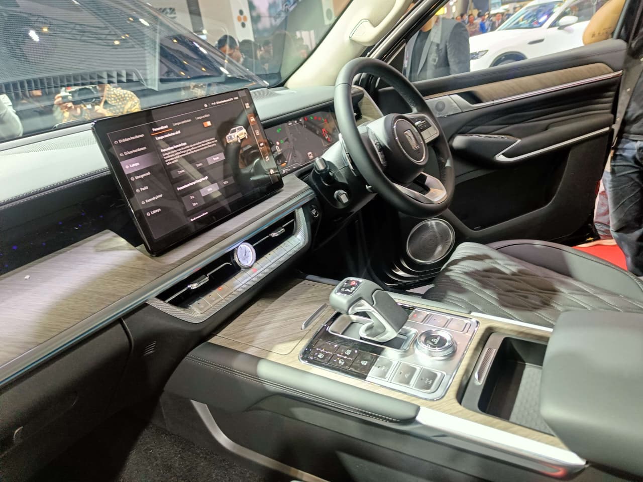 Beda Rp 400 juta, Ini Perbedaan GWM Tank 500 Diesel dengan Tank 500 HEV