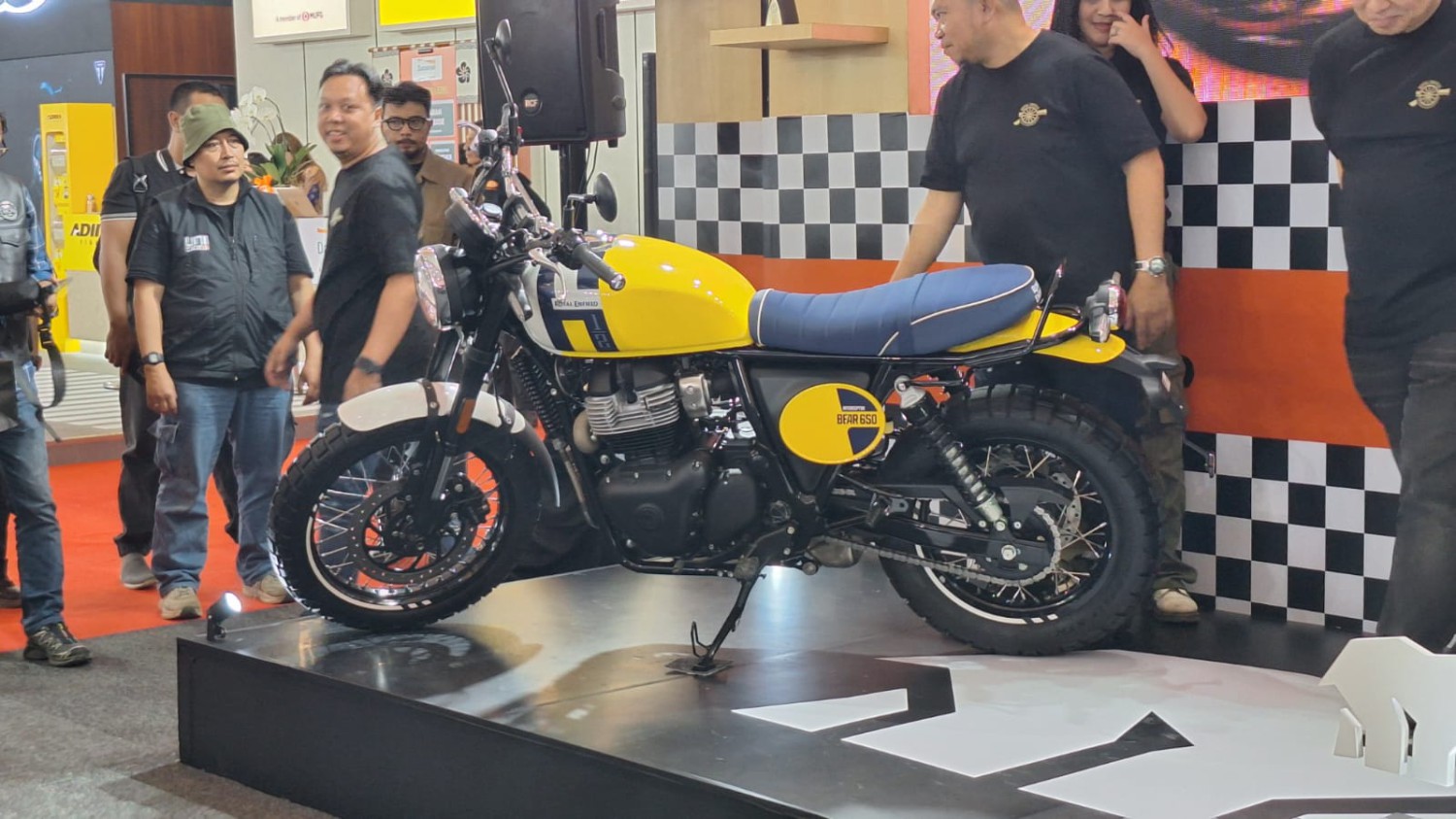 Perempuan Indonesia Pertama Coba Royal Enfield Bear 650, Begini Komentar Sabrina Sameh