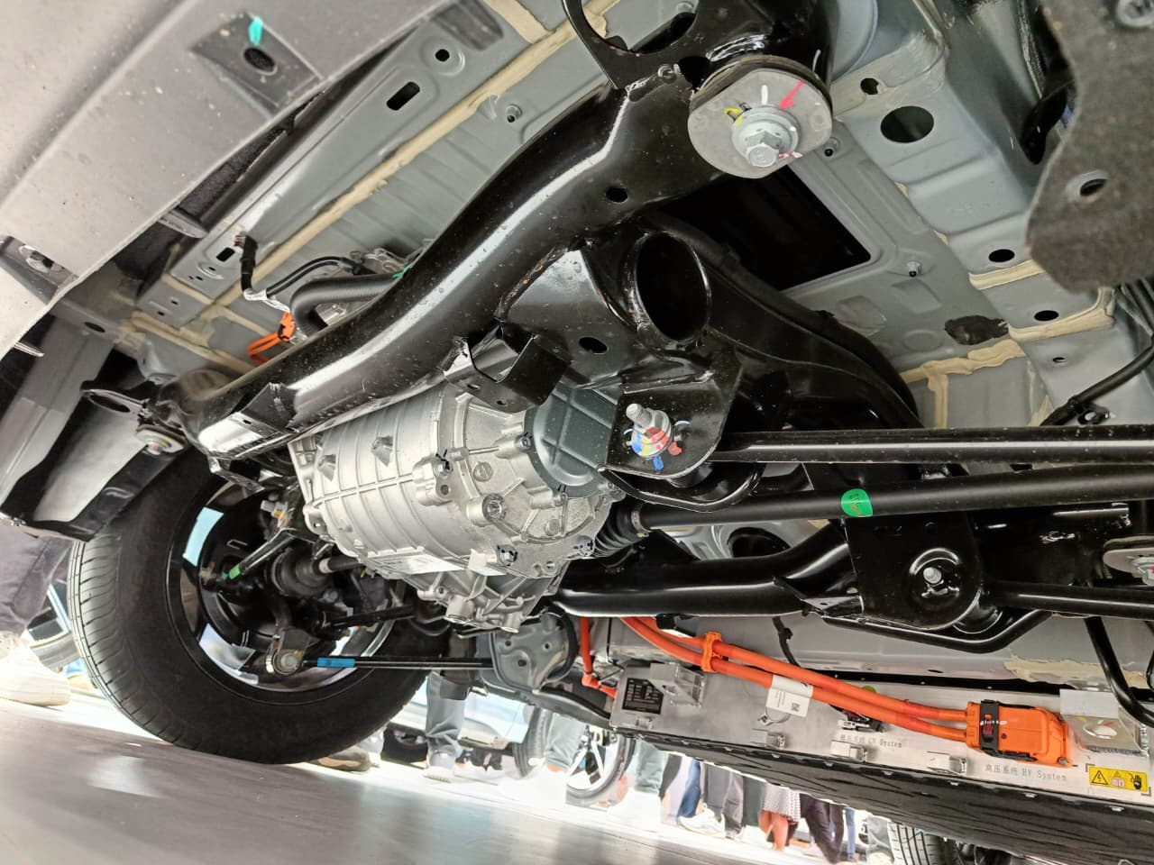 Lihat Kolong Geely EX2 Kok Enggak Pakai Cover Mesin, Ini Alasannya