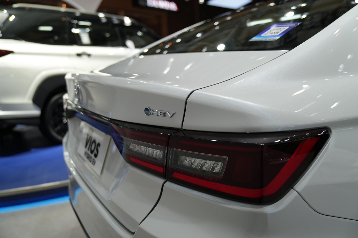 Intip Detail Perbedaan Toyota Vios Hybrid Dengan Vios Mesin Bensin