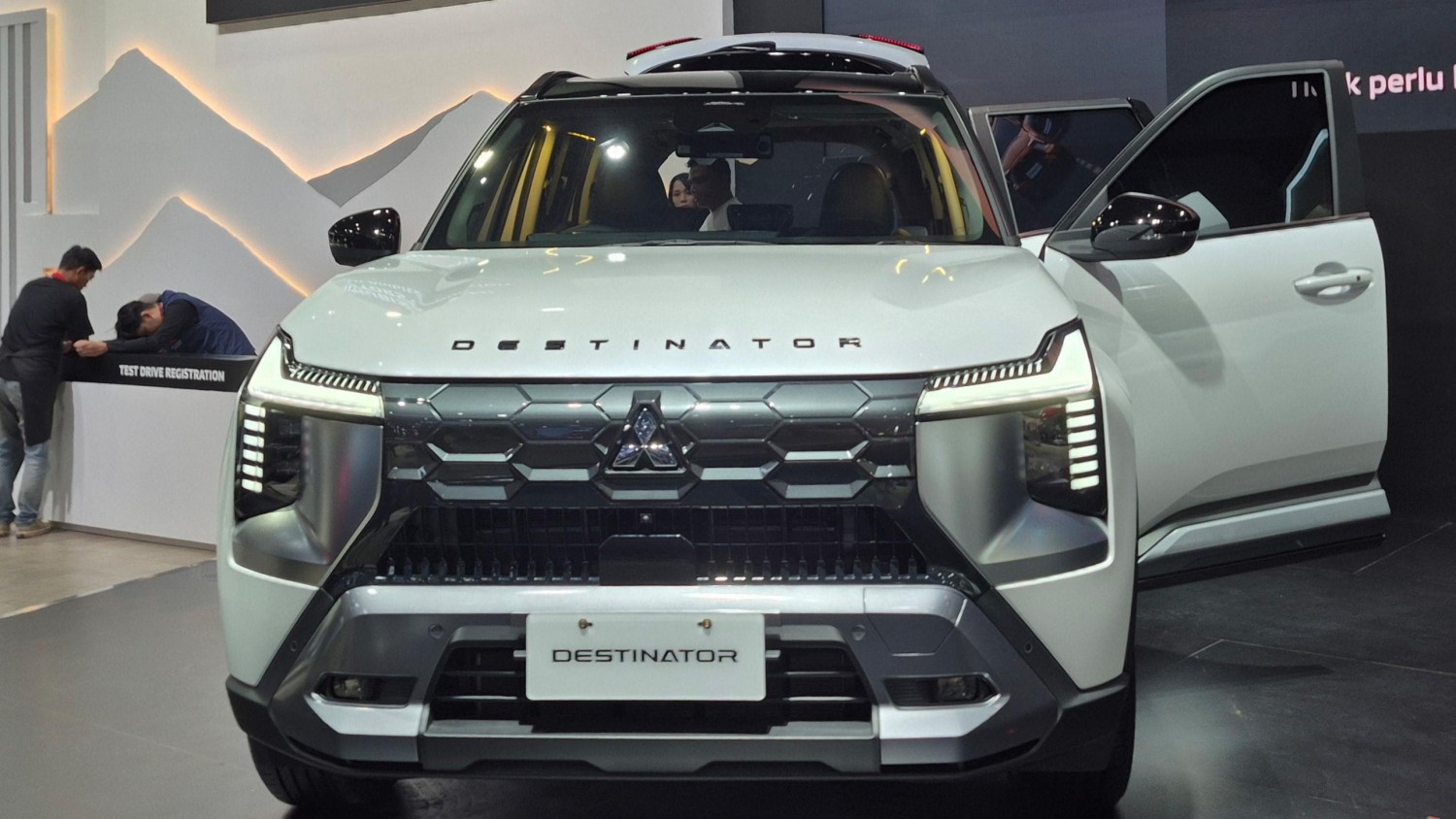 Fitur Keamanan Canggih Ini Hadir di Mitsubishi Destinator dan XForce 55th Anniversary Edition