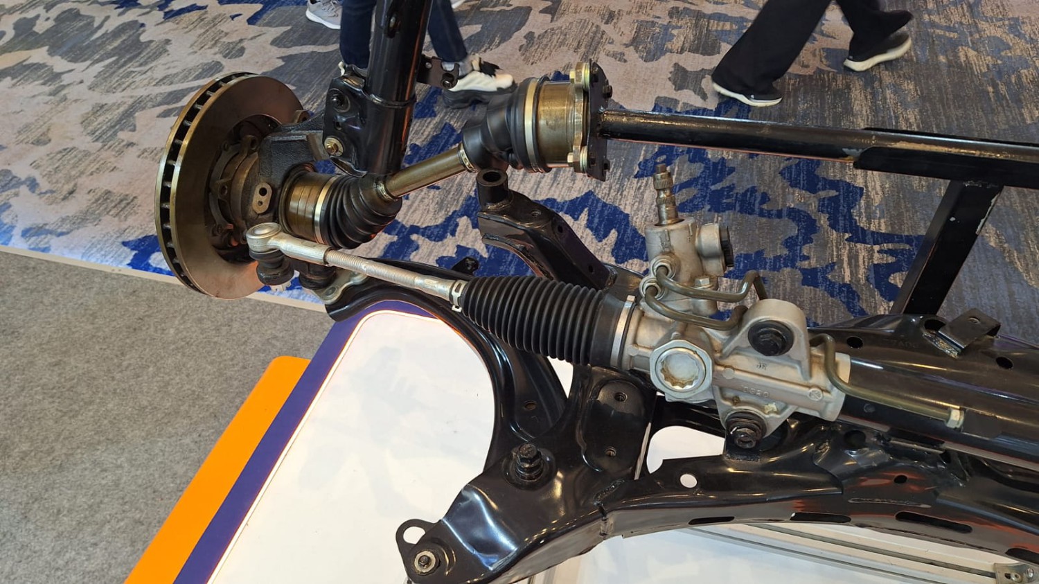 Sering Dilakukan Perempuan, Ternyata Putar Setir Seperti Ini Bikin Kaki Mobil Cepat Rusak