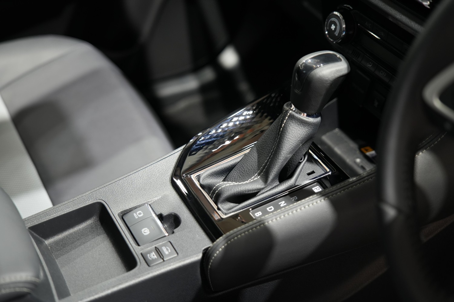 Tuas Transmisi Toyota Vios Hybrid EV Ada Huruf B, Buat Ini Fungsinya