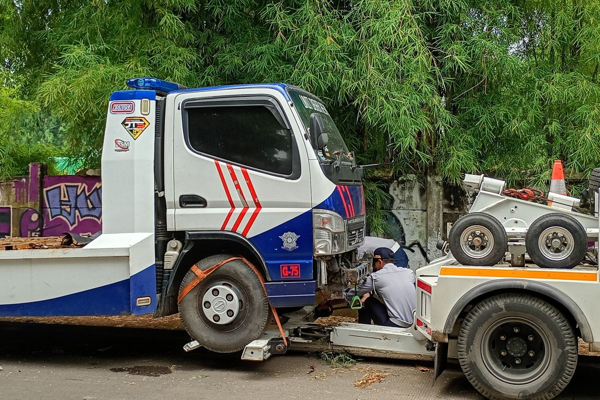 Waduh, Salah Satu Truk Towing Parkir Liar di Meruya Selatan Ternyata Milik Polisi