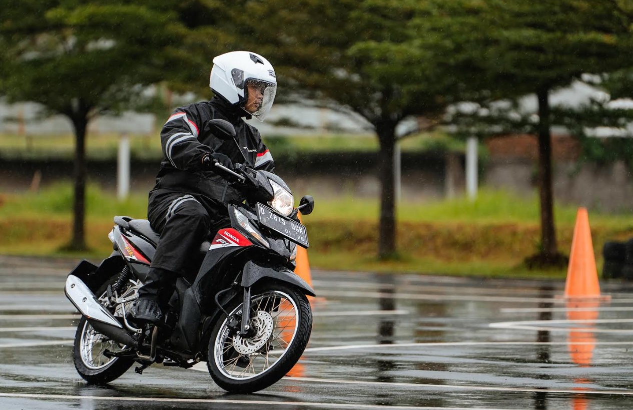 Sering Kehujanan Jangan Cuek, Ini 7 Hal yang Harus Dilakukan Biar Motor Nggak Rewel