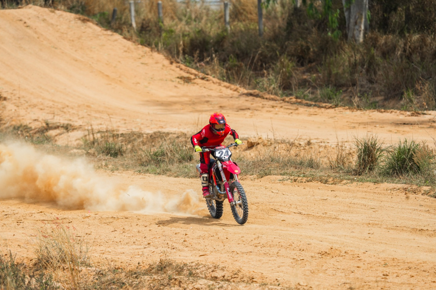 Dukung Merah Putih, Pirelli Support Puluhan Set Ban Untuk Ducati MX Team Indonesia