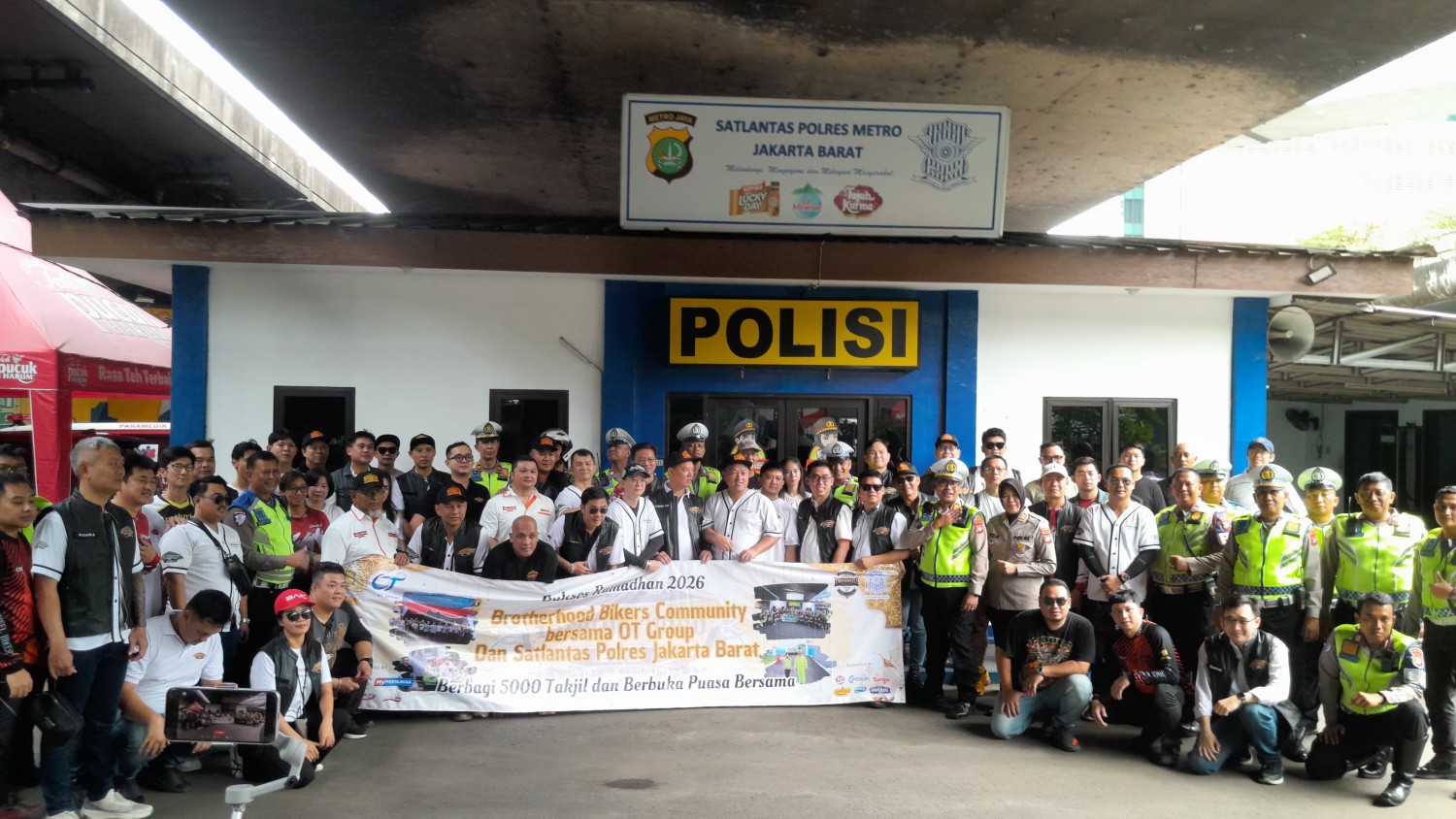 Ultah ke-13 Enggak Cuma Konvoi, Komunitas BBC Tebar 5.000 Takjil di Lampu Merah Tomang