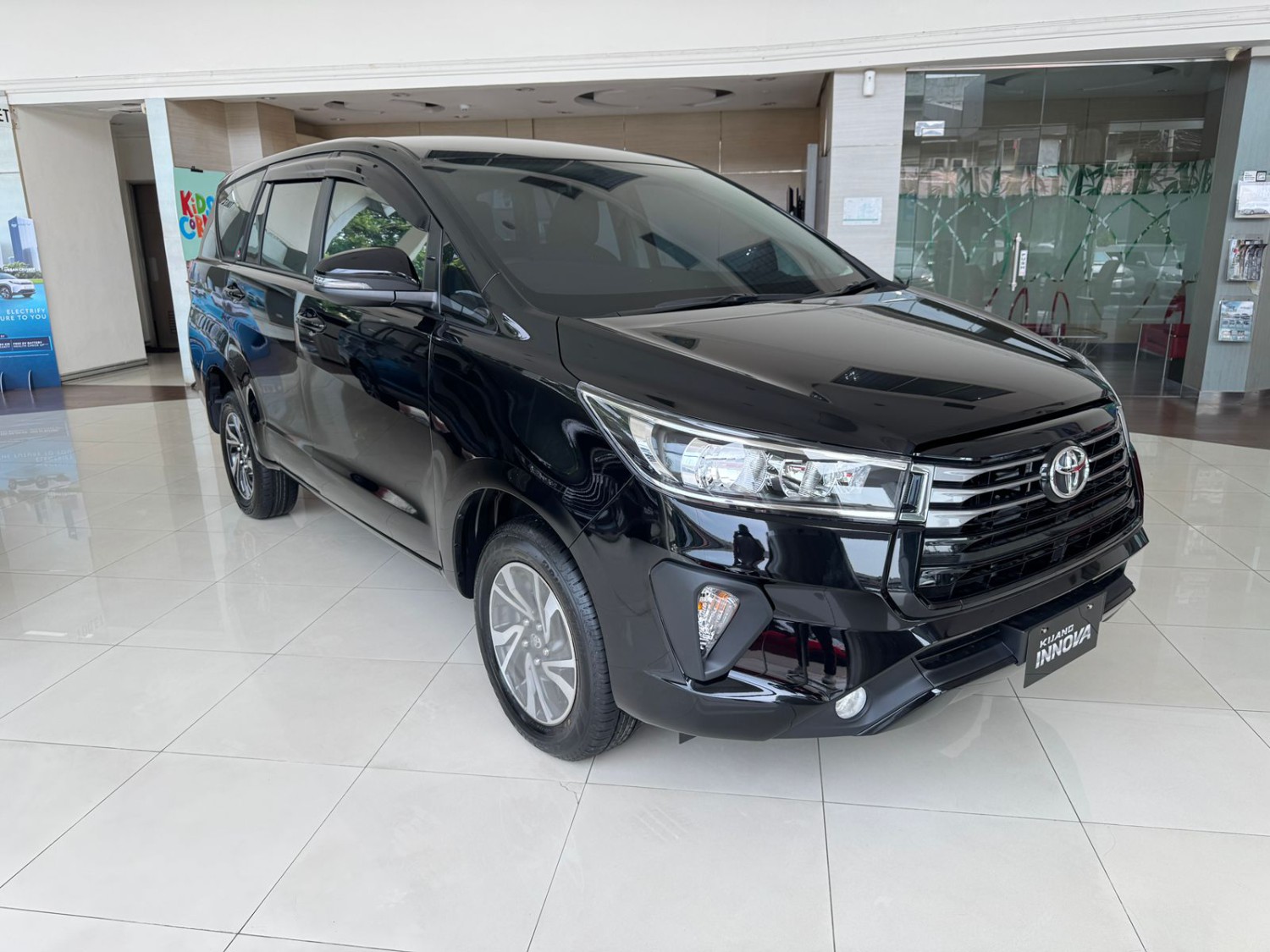 Penjualan Toyota Kijang Innova Zenix vs Reborn di Februari 2026