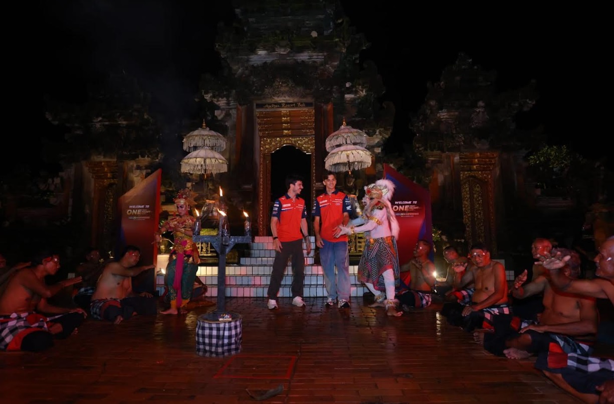 Healing di Bali, Joan Mir dan Luca Marini Takjub Lihat Tari Kecak dan Ogoh-ogoh Raksasa